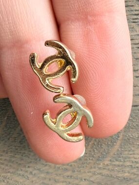 NEVER WORN Double CC Logo Stud Earrings | Gold Tone